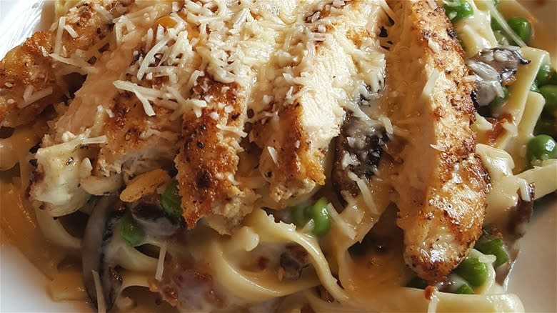 Spaghetti Carbonara close-up chicken