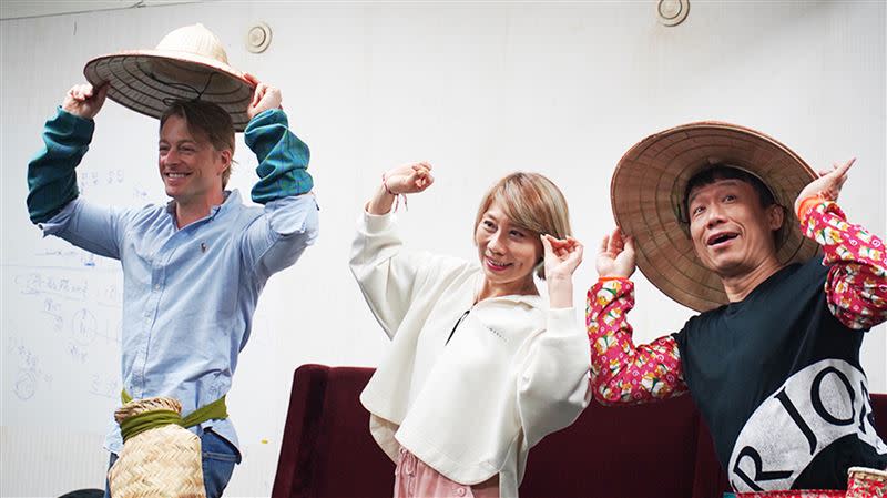法比歐（左起）、郎祖筠和郭子乾出席舞台劇《把我娶回家》排練現場。 （圖／春河劇團提供）