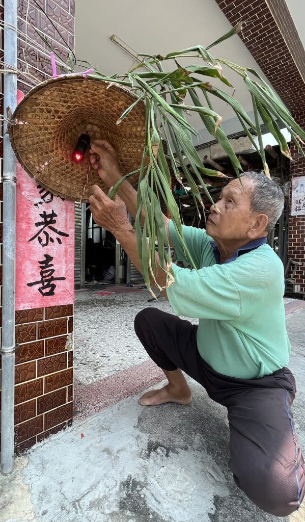 農曆七月初一「鬼門開」，民眾在門前懸掛「普度公燈」。（記者陳治交攝）