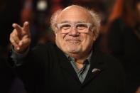 Seinen eigenen Haaren sieht man es schon seit Jahrzehnten nicht an: Doch Schauspiellegende Danny DeVito verdiente sich als junger Mann sein Geld mit Haareschneiden. (Bild: 2019 Getty Images/Stuart C. Wilson)