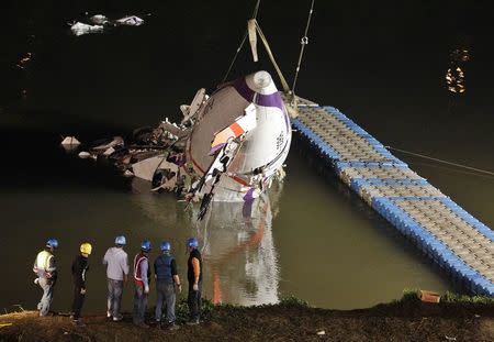 The wreckage of a TransAsia Airways turboprop ATR 72-600 aircraft is recovered from a river, in New Taipei City, February 4, 2015. REUTERS/Pichi Chuang