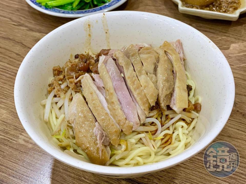 淋上滷肉湯汁的「鵝肉乾麵」，拌勻吃鹹香有味，鵝肉沒被湯稀釋煙燻味，香氣更足。（80元／碗）