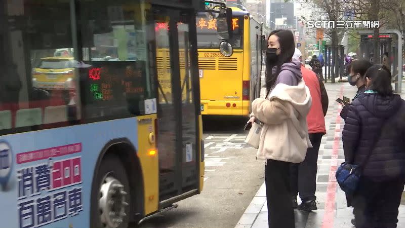 想搭公車應該伸手攔車，而不是盯著司機看。