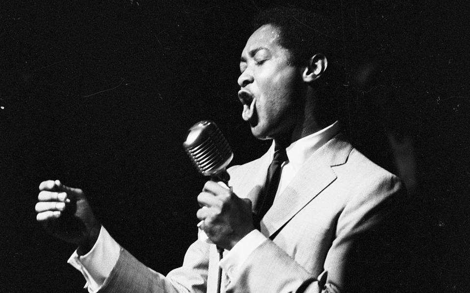 Auch sein Leben endete viel zu früh: Sam Cooke war erst 33 Jahre alt, als er am 11. Dezember 1964 in einem Motel in Los Angeles erschossen wurde, galt damals aber schon als einer der größten Sänger des Planeten. Nachdem er zunächst Gospel gesungen hatte, fokussierte er sich bald auf Soul. Nur wenige Künstler prägten das Genre so nachhaltig wie er. (Bild: Ben Martin/Getty Images)