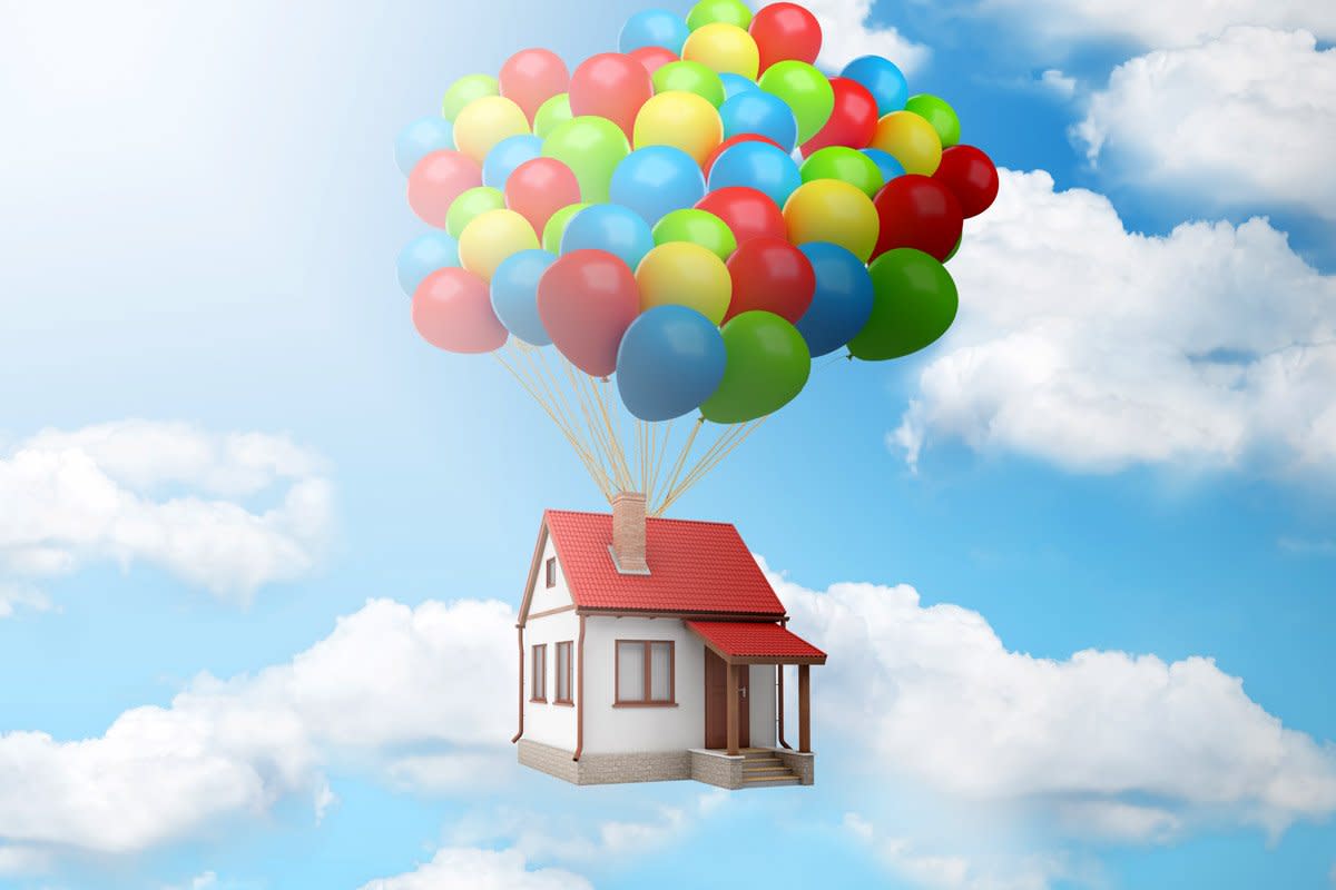 A house floats to the sky while attached to balloons.