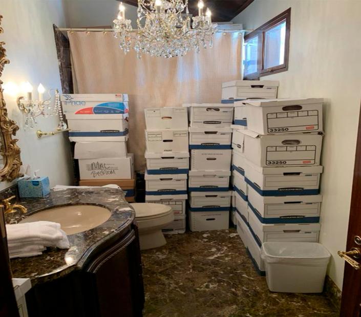 Cette image, contenue dans l'acte d'accusation contre l'ancien président Donald Trump, montre des boîtes de documents stockées dans une salle de bains et une douche dans la Lake Room du domaine Mar-a-Lago de Trump à Palm Beach, en Floride. Trump fait face à 37 crimes. des accusations liées à la mauvaise gestion de documents classifiés selon un acte d'accusation descellé le vendredi 9 juin 2023.