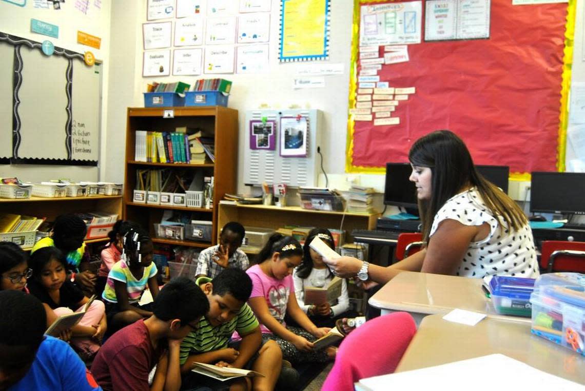 Hodge Road Elementary teacher Angela Homer reads a story to her fourth-grade class at the school in Knightdale in this 2016 file photo. The N.C. House budget would cap 4th-grade class sizes at no more than 24 students.