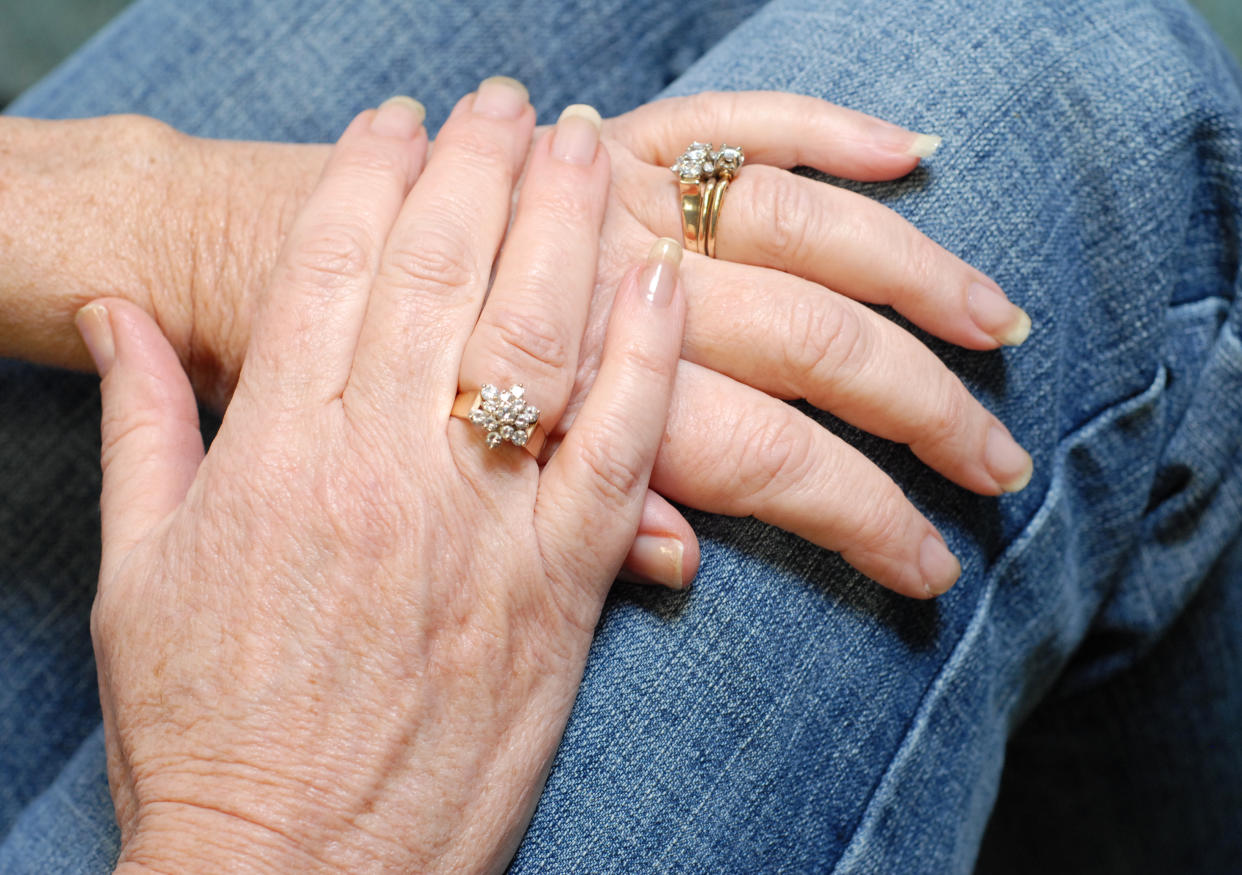 Hand einer älteren Frau mit Ring