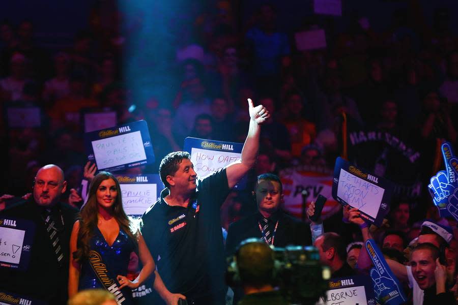 Sein Gegner: Mensur "The Gentle" Suljovic, seines Zeichens der beste Dartsspieler im deutschsprachigen Raum. Er kann mit dem Einzug ins Viertelfinale das schaffen, was noch keiner aus Deutschland, Österreich oder der Schweiz geschafft hat