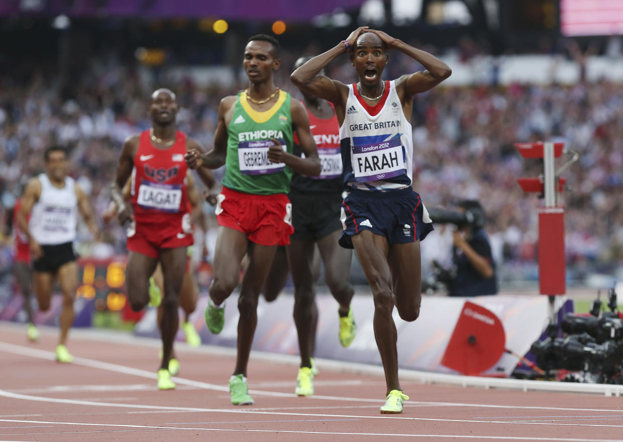 Mo Farah, del Reino Unido, en primer plano, después de ganar la medalla de oro en la final de 5000 metros en los Juegos Olímpicos de verano de 2012 en Londres, el 11 de agosto de 2012. (Josh Haner/The New York Times).