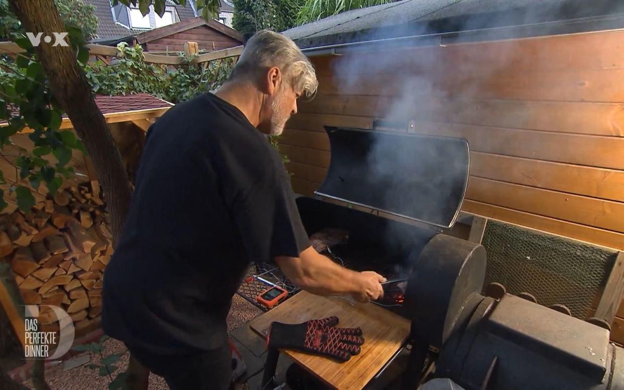 Das Flank Steak brutzelt auf dem Grill. Dabei war die Kohle fast schon ausgebrannt.
 (Bild: RTL)