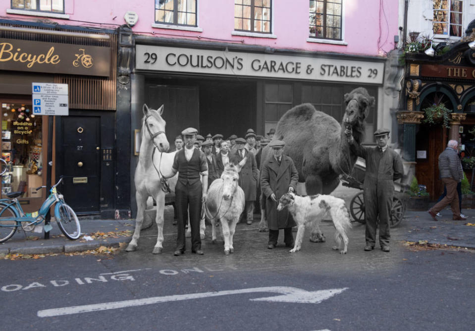 <p>Compañeros de establo aparecen en <em>Song of the Drum</em> en el teatro Drury Lane de la calle Endell, el 30 de diciembre de 1933 (<em>Getty</em>). </p>