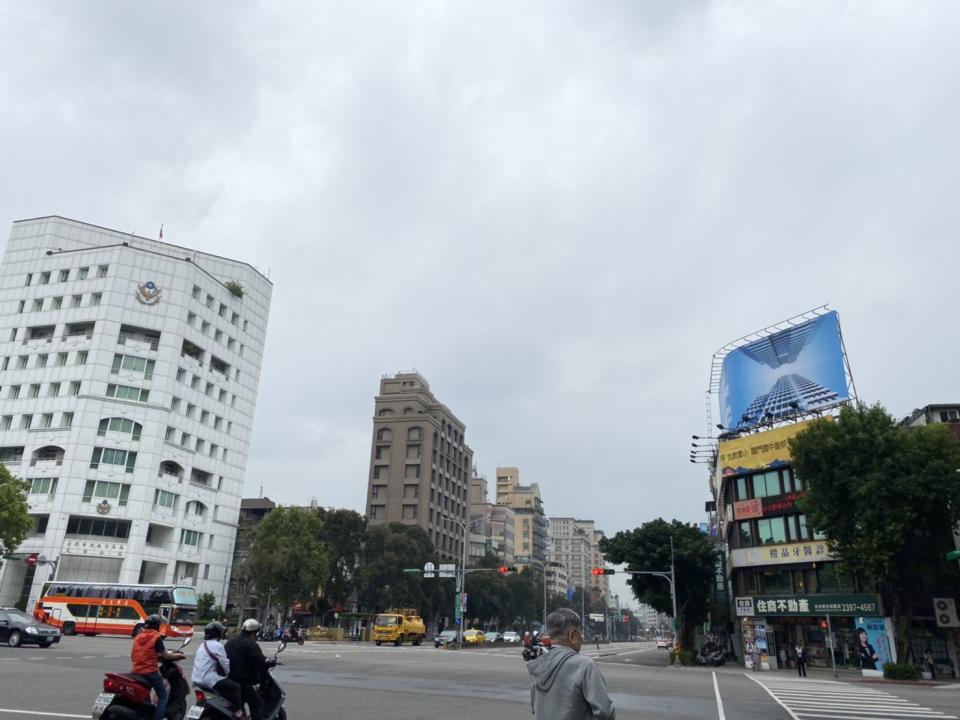 今（7）日上半天各地大多還是以多雲到晴為主，但下半天東北季風增強、水氣增多，東北部降雨區域較廣   圖：閻芝霖/攝