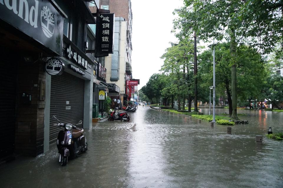 有人指出竹市的護城河水位滿了，成一片汪洋。（擷取自臉書社團「新竹大小事」）