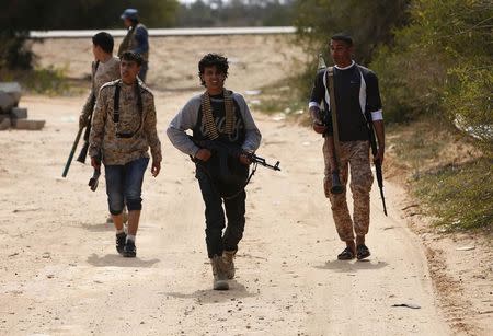 Fighters from Misrata move towards positions of Islamic State militants, near Sirte March 15, 2015. REUTERS/Goran Tomasevic