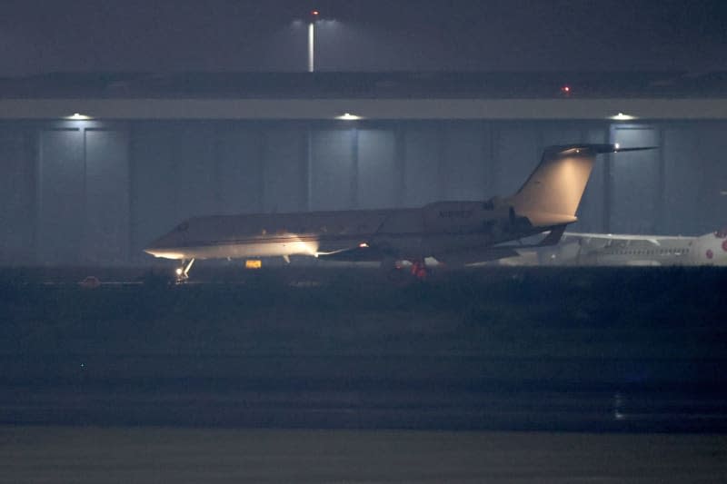 A second aircraft which took off from Ankara, has landed at the military section of Cologne/Bonn Airport as part of the prisoner exchange with Russia. Christoph Reichwein/dpa-Pool/dpa