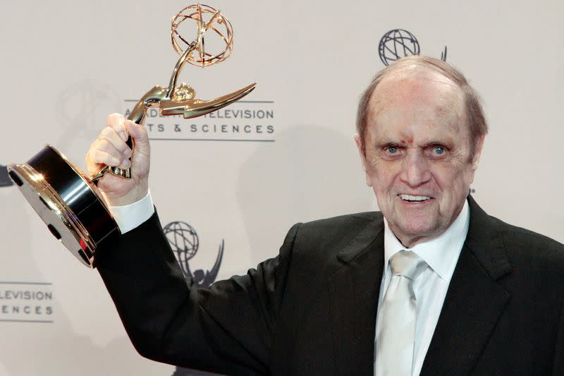 Foto de Archivo: El actor Bob Newhart posa entre bastidores con el Emmy al Actor Invitado Sobresaliente en una Serie de Comedia por "The Big Bang Theory" en la 65ª edición de los Primetime Creative Arts Emmy Awards en Los Ángeles, California, EEUU