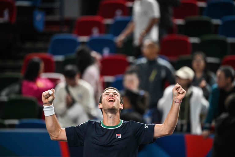 La celebración de Diego Schwartzman tras vencer al N° 8 del mundo, Taylor Fritz, y avanzar a los 8vos de final del Masters 1000 de Shanghai