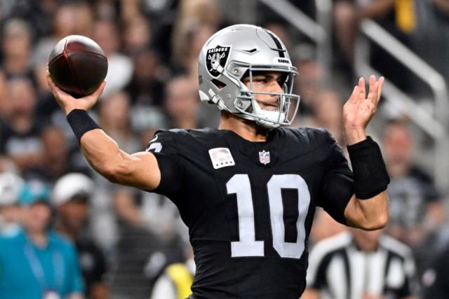 Raiders quarterback Jimmy Garoppolo in concussion protocol after loss to  Steelers - The Boston Globe