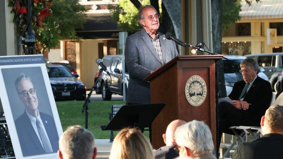 Former mayor of Atascadero and friend Tom O’Malley shares memories of Steve Martin at a memorial for the late Paso Robles mayor. Over 100 people gathered to remember Martin at the Downtown City Park on Sept. 27, 2023.