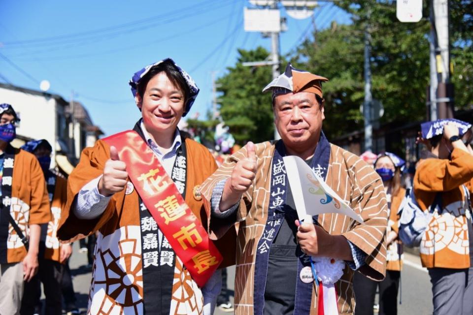 花蓮市長魏嘉賢率市政參訪團出席日本盛岡市山車秋祭慶典，受到當地民眾的熱烈歡迎。(花蓮市公所提供)