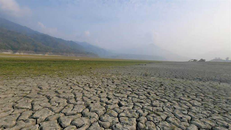 曾文水庫乾涸、土地龜裂，看得出乾旱的嚴重性。（圖／翻攝自爆廢1公社）