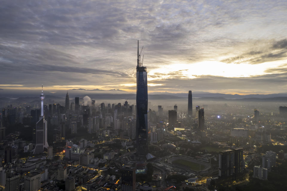 Epischer Sonnenaufgang mit dramatischem Himmel über der Skyline von Kuala Lumpur: Mit 678 Meter ist der Merdeka PNB 118 das zweithöchste Bauwerk der Welt (Bild: Getty).