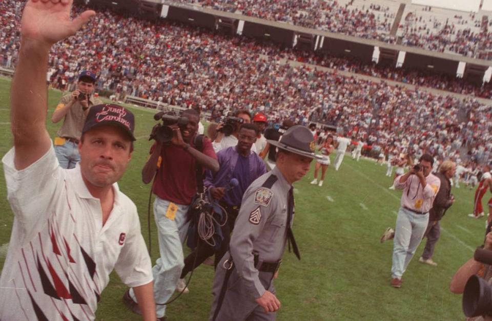 USC coach Sparky Woods leaves the field after defeating Tennessee 24-23 on Oct. 31, 1992. FILE