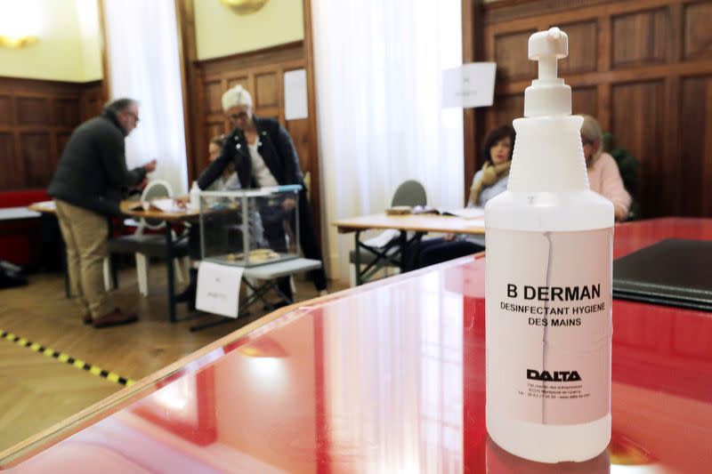 Una botella de gel desinfectante se ve en un colegio electoral durante la primera vuelta de las elecciones locales, en Niza