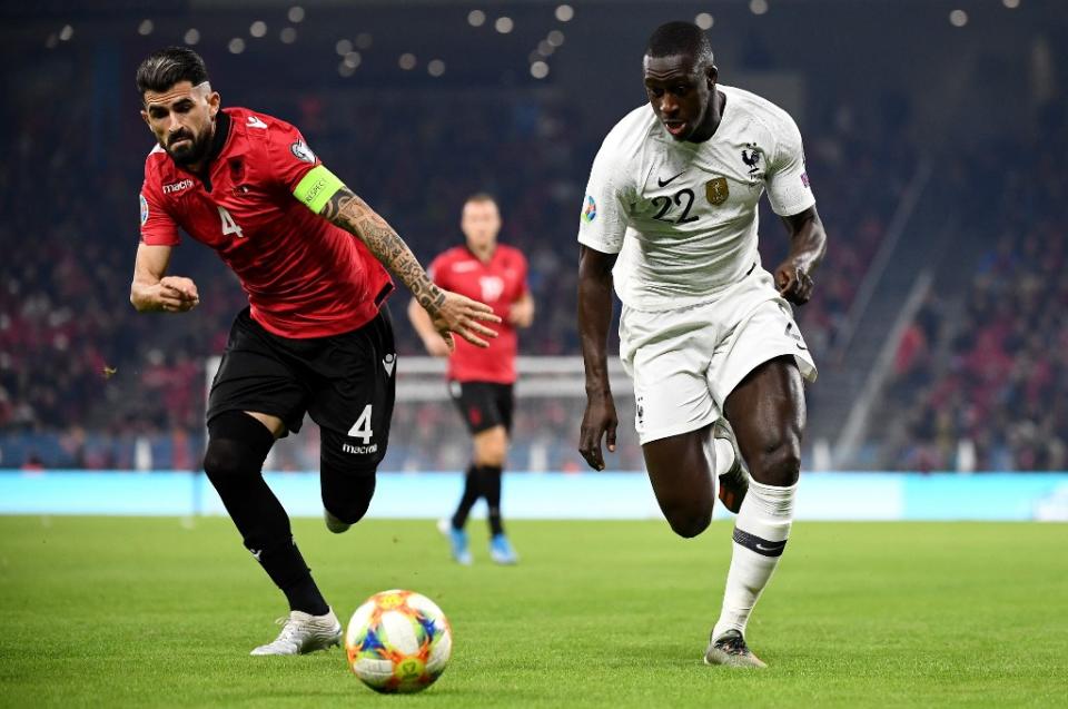 C'est parti à Tirana entre l'Albanie et l'équipe de France ! C'est la première fois depuis 2004 que les Bleus évoluent en 3-5-2. Pour un résultat positif ? Quel est votre pronostic ? (crédit AFP)