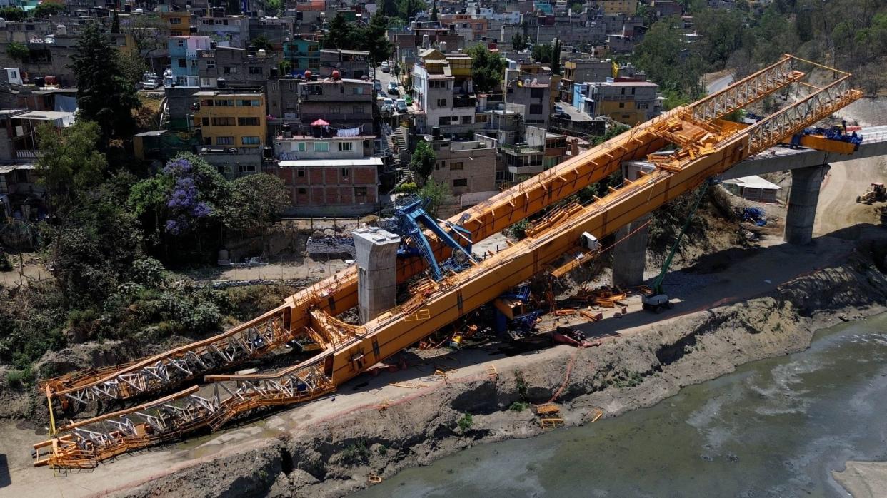 Imagen de la lanzadora de dovelas en la construcción Inerurbano que colpasó durante la madrugada d el 17 de abril. |  FOTO: GALO CAÑAS/CUARTOSCURO.COM