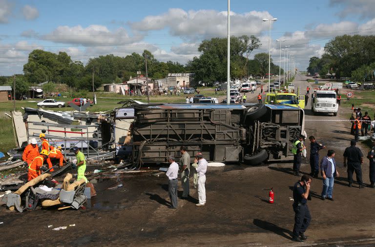 El interno de El Rápido Argentino quedó tendido sobre el pavimento de la Ruta 63