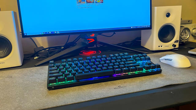 SteelSeries Apex Pro TKL Wireless (2023) review: a feature smorgasbord in a  wireless package - Yahoo Sports