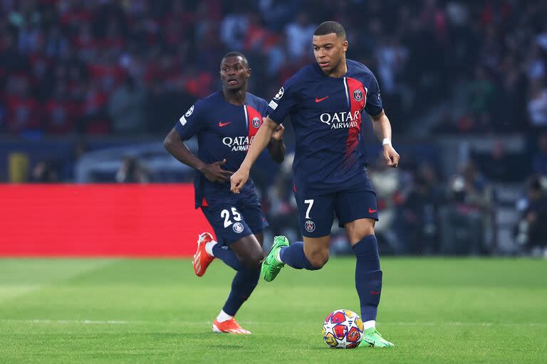 Paris Saint-Germain's French forward #07 Kylian Mbappe runs with the ball during the UEFA Champions League semi-final second leg football match between Paris Saint-Germain (PSG) and Borussia Dortmund, at the Parc des Princes stadium in Paris on May 7, 2024. (Photo by FRANCK FIFE / AFP)