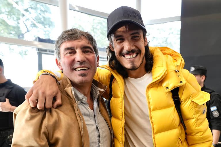 Cavani junto a Sergio Manteca Martínez en la llegada del uruguayo al aeropuerto