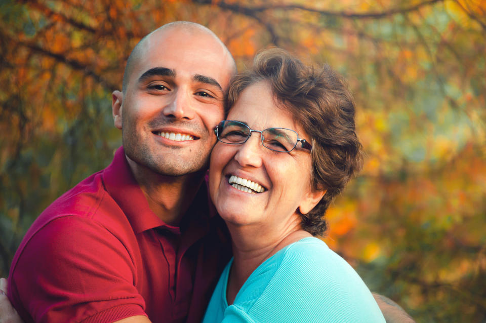 Muchos hombres se fijarían en mujeres parecidas a su mamá. Foto: Circle Creative Studio/iStock