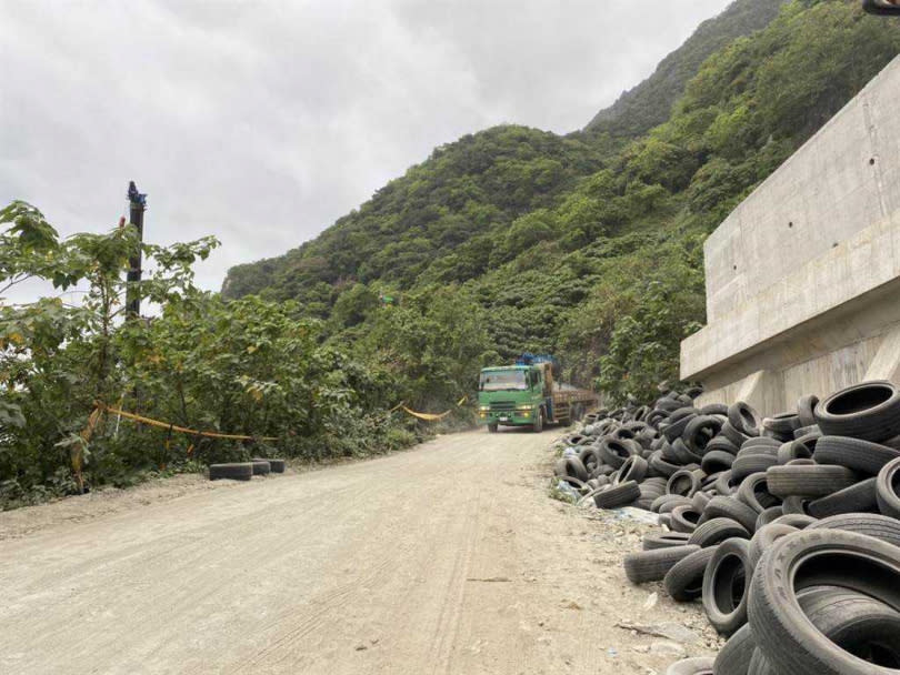 事發工地旁放有大量的廢棄輪胎。（圖／中國時報羅亦晽翻攝）