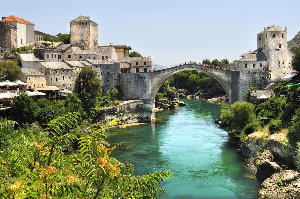 Construido en el siglo XVI bajo el mandato otomano, el puente de Mostar es hoy considerado un símbolo de paz y de esperanza en Bosnia. Fue destruido durante la guerra de los Balcanes en 1993 y recuperó su esplendor en 2004 para que los jóvenes de la ciudad pudieran seguir saltando desde lo más alto de las aguas del río Neretva, una tradición de 450 años. (Foto: Getty Images).