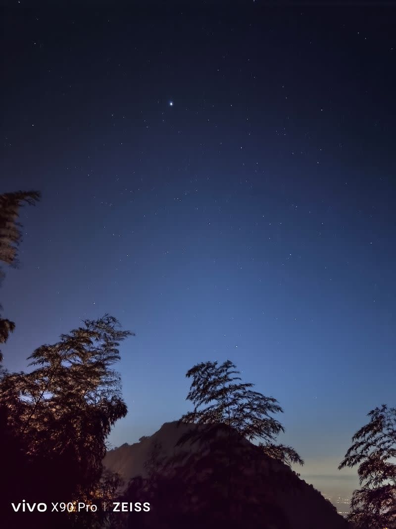 ▲vivo官方釋出 X90 Pro實拍照，可以看到清晰的星空。(圖／官方提供)