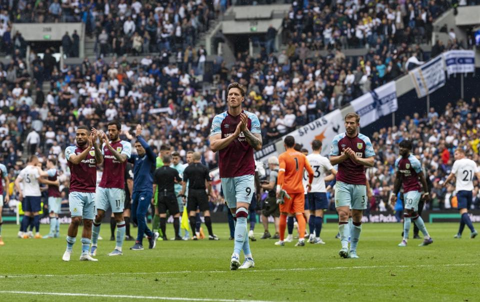 Burnley players applauds the fans at the final whistle during the Premier League match between Tottenham Hotspur and Burnley at Tottenham Hotspur Stadium on May 15, 2022 in London, United Kingdom. - GETTY IMAGES