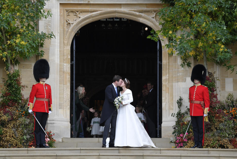 La princesa Eugenia y Jack Brooksbank se besan al salir de la Capilla de San Jorge tras la ceremonia de su boda, en el Castillo de Windsor, el viernes 12 de octubre del 2018 cerca de Londres, Inglaterra. (Toby Melville, Pool via AP)