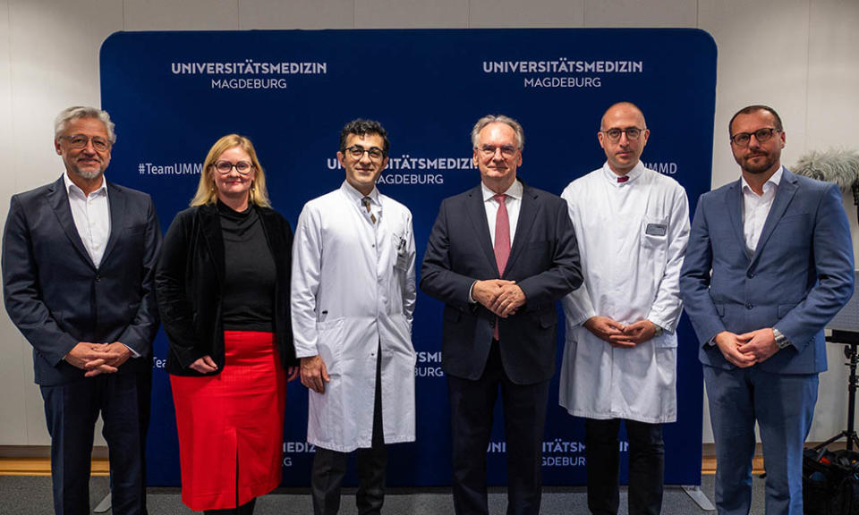 Foto (v.l.): Prof. Dr. med. Hans-Jochen Heinze, Ärztlicher Direktor des Universitätsklinikums Magdeburg, Prof. Dr. rer. nat. Daniela Dieterich, Dekanin der Medizinischen Fakultät der Otto-von-Guericke-Universität Magdeburg, Prof. Dr. med. Aiden Haghikia, Direktor der Universitätsklinik für Neurologie Magdeburg, Ministerpräsident Dr. Reiner Haseloff, Prof. Dr. med. Dimitrios Mougiakakos, Direktor der Universitätsklinik für Hämatologie und Onkologie Magdeburg und Marco Bohn, Kaufmännischer Direktor des Universitätsklinikums Magdeburg. (Bild: Emanuel Oropesa Benitez/UMMD)
