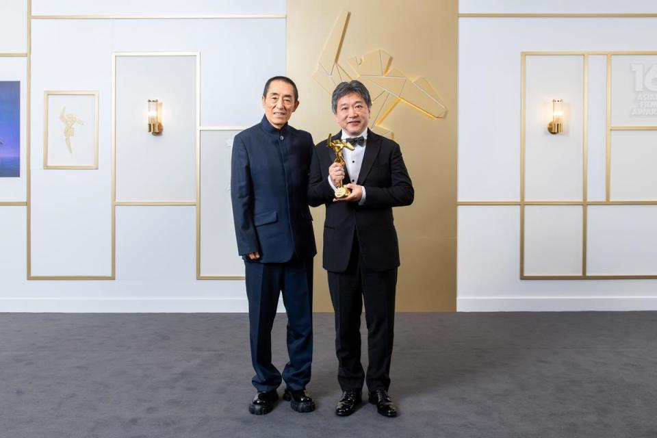 中國名導張忠謀（左）負責頒發最佳導演獎，與獲獎者是枝裕和合影。（亞洲電影大獎提供）