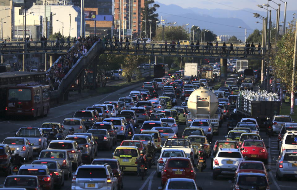 Cars and public buses are seen in a traffic jam along a main street ahead of local elections in Bogota, October 20, 2015. The local elections in Colombia will be held on Sunday October 25 amid outrage over chaotic transport, increased insecurity, dirty streets and corruption in the capital. Picture taken on October 20, 2015. REUTERS/Jose Miguel Gomez