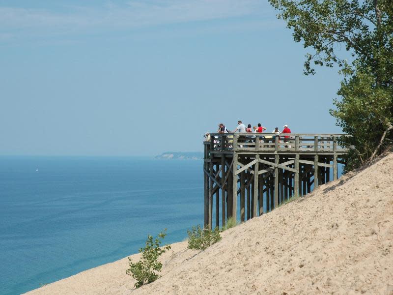 Weite Sicht über den weiten See: Von der Aussichtsplattform am Lake Michigan Overlook genießen Urlauber den Ausblick. Foto: Traverse City Tourism