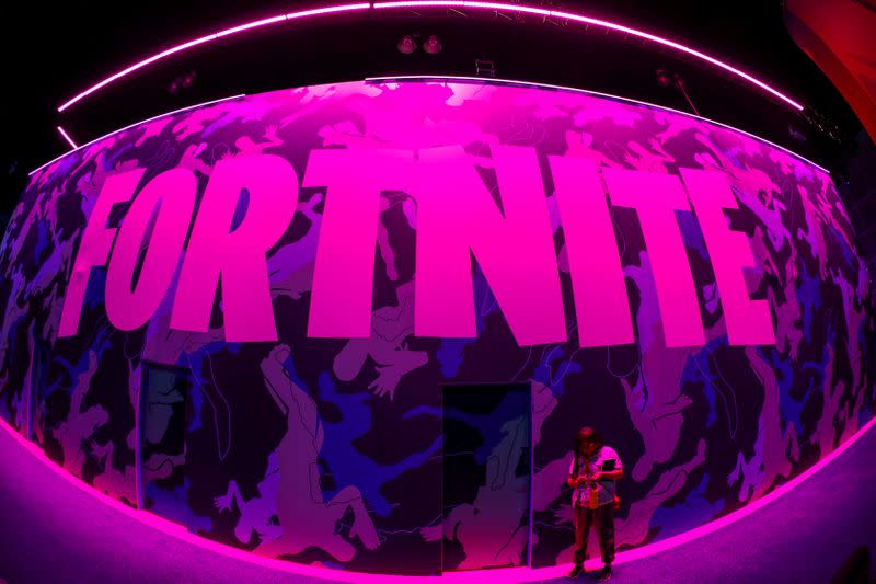 IMAGEN DE ARCHIVO. Una persona se detiene frente al letrro de Fortnite de Epic Games en el E3, la exposición anual de videojuegos, en Los Ángeles, California, EEUU