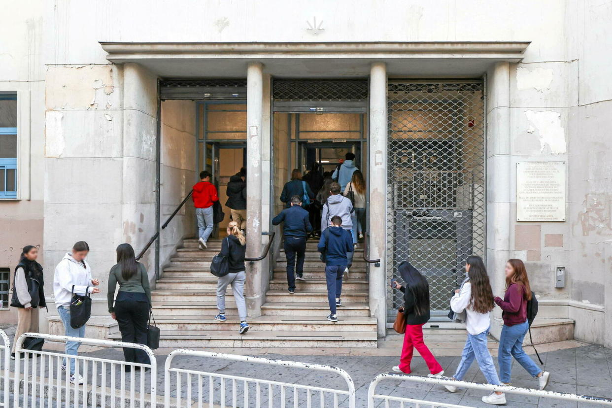 Des élèves de terminale devant le lycée Albert-Calmette, à Nice   - Credit:SYSPEO/SIPA / SIPA / SYSPEO/SIPA