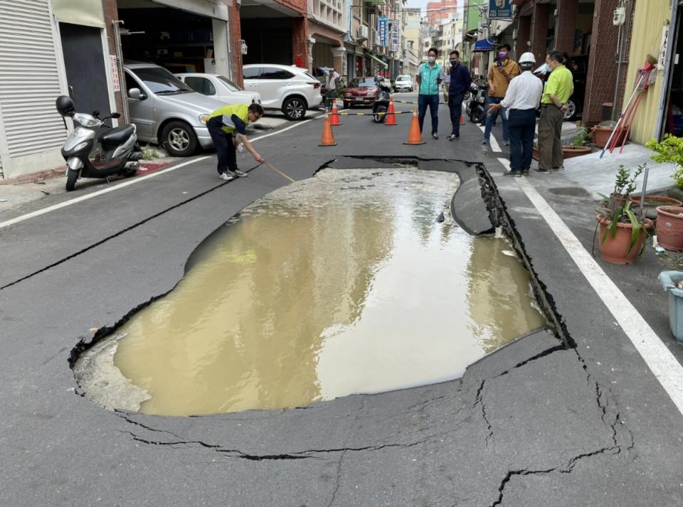 彰化市平和八街路面21日突然塌陷，且不斷湧出自來水，彰化市長林世賢獲報到場了解，台水公司立即進行修復工程，預計21日傍晚完成。（彰化市公所提供）