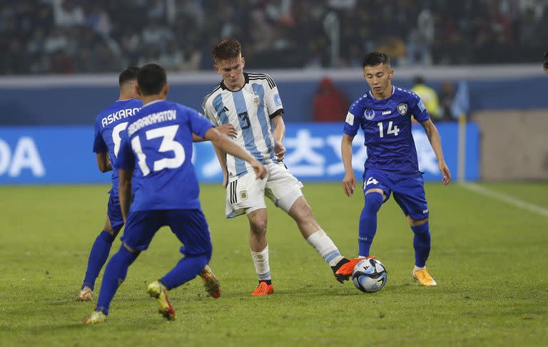 Valentín Barco durante el partido entre Argentina vs. Uzbekistán