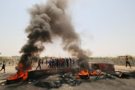 Iraqi protesters burn tires and block the road at the entrance to the city of Basra, Iraq July 12, 2018. REUTERS/Essam al-Sudani